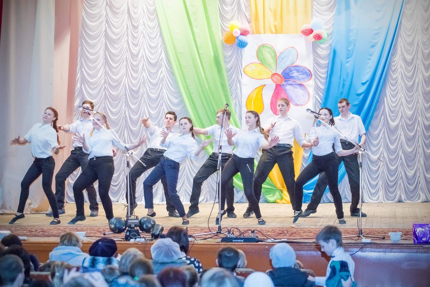 Гимназисты 10-го класса на благотворительном концерте "Я верю".2015